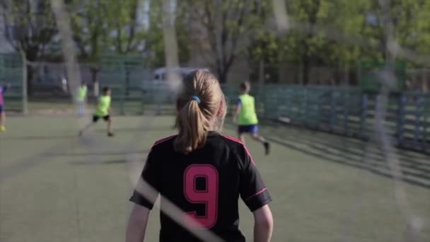 明斯克，白俄罗斯 - 2019年1月11日：在运动场上踢足球的小男孩 — 图库视频影像