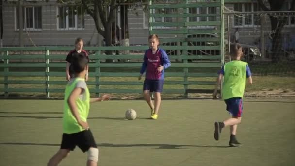 Minsk, Bielorrusia - 11 de enero de 2019: Niños jugando fútbol en el campo de deportes — Vídeos de Stock