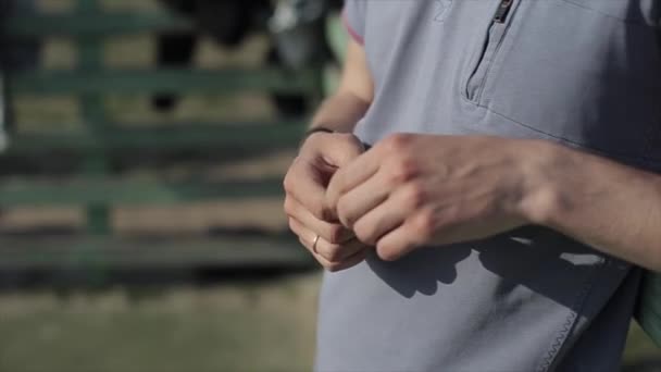 Fußballtrainer mit Pfiff in der Hand. — Stockvideo