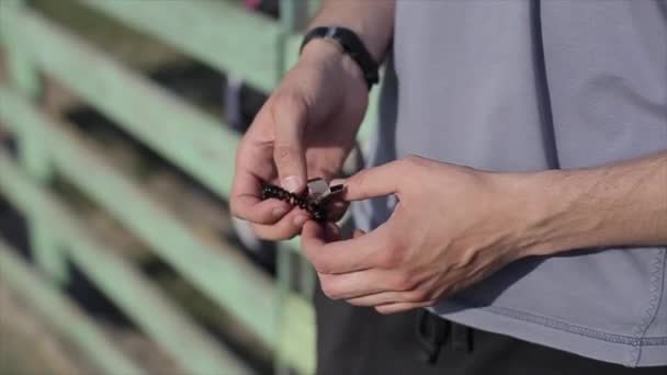 Treinador de futebol segurando assobio na mão . — Vídeo de Stock