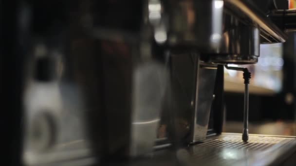 Ένα κοντινό μέρος από πολύ ατμό που βγαίνει από μια μηχανή καφετιέρα — Αρχείο Βίντεο