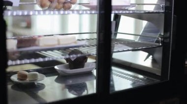 Bir erkek el buzdolabından çöreklerle bir tabak alarak