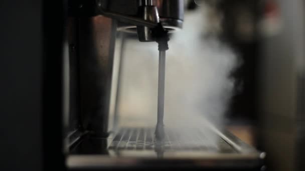 Een close-up van een heleboel stoom afkomstig uit een koffiezetapparaat machine — Stockvideo