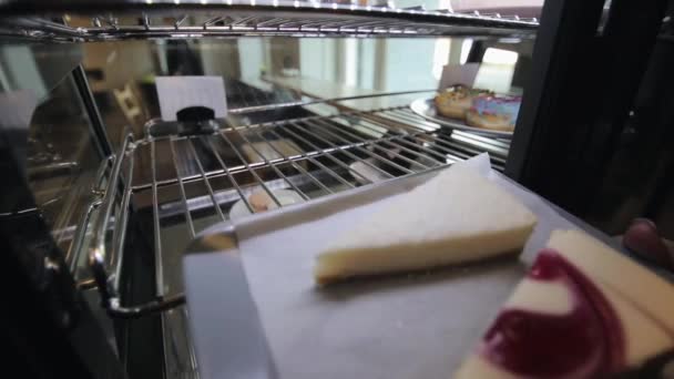 Una mano femenina tomando un plato con tartas de queso en la nevera — Vídeos de Stock