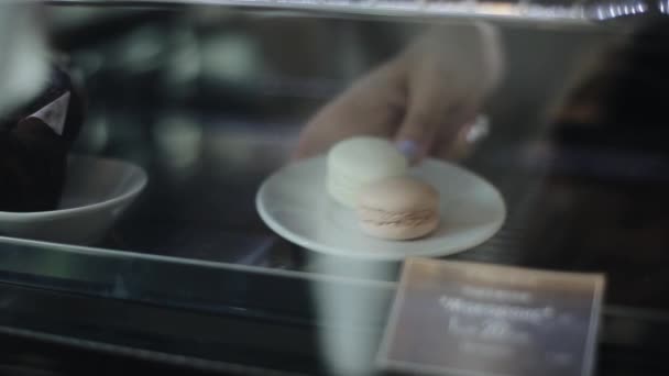 Una mano femenina tomando un plato con macarrones fuera de la nevera — Vídeos de Stock