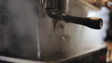 Profesyonel bir kahve makinesinden iki çelik sahaya dökülen espressonun yakın çekim
