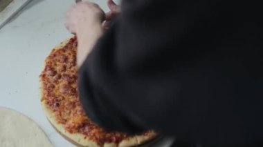 Taze hamur pizza tabanı hazırlayan erkek şefin yakın çekim