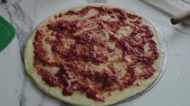 Taze hamur pizza tabanı hazırlayan erkek şefin yakın çekim