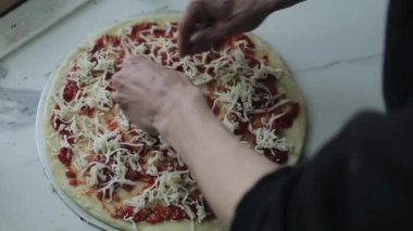 Taze hamur pizza tabanı hazırlayan erkek şefin yakın çekim