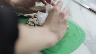 Çiğ mantar ları kesen erkek ellerinin yakın çekim