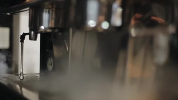 Eine Nahaufnahme von einer Menge Dampf, der aus einer Kaffeemaschine kommt — Stockvideo