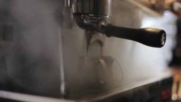 Zbliżenie Espresso wylewanie z profesjonalnego ekspresu do dwóch stalowych boisk — Wideo stockowe