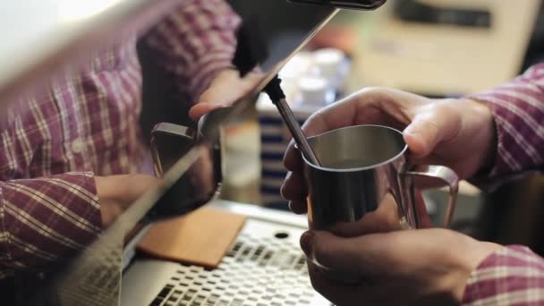 Kahve makinesi kullanarak buharda süt yapan erkek barista elinin yakın çekim — Stok video