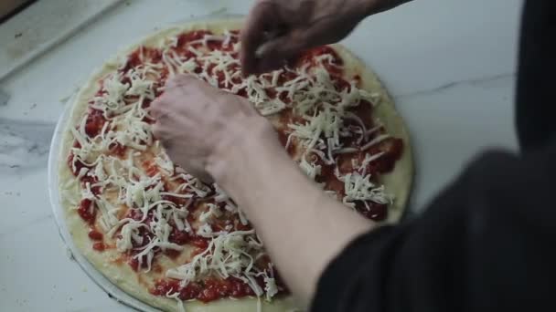 Крупним планом чоловічий шеф-кухар готує базу піци свіжого тіста — стокове відео