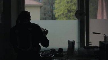 Mutfakta yemek pişiren bir erkek şefin arka dansı