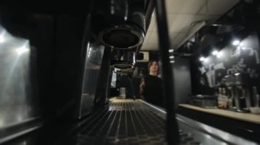 Genç bir güzel kadın barista profesyonel bir kahve makinesi gelir ve buhar dışarı gelir. Yakın görünüm