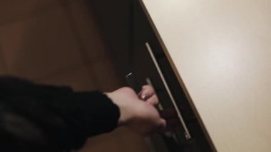 Kadın el bir mutfak çekmecesi içinde temiz bıçak ve çatal koyarak. Yakın çekim