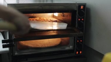 Elektrikli fırına hamur pizza tabanı koyarak