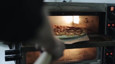 Elektrikli fırına hamur pizza tabanı koyarak