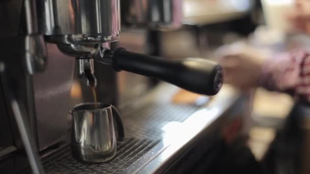 Ekspres do kawy espresso kończy nalewanie espresso do dzbanka ze stali. Widok z bliska — Wideo stockowe