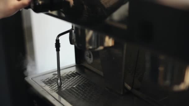 Vapore che esce da una macchina da caffè professionale. Una vista ravvicinata — Video Stock