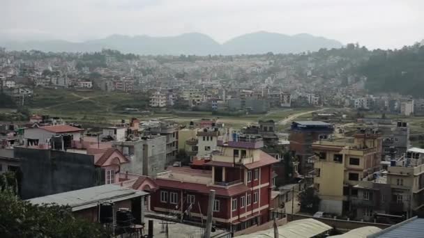 Belle vue sur la ville située dans une vallée au pied de montagnes couvertes d'arbres. Couleurs vives des maisons sur un fond de collines dans une brume de montagnes dans la brume 