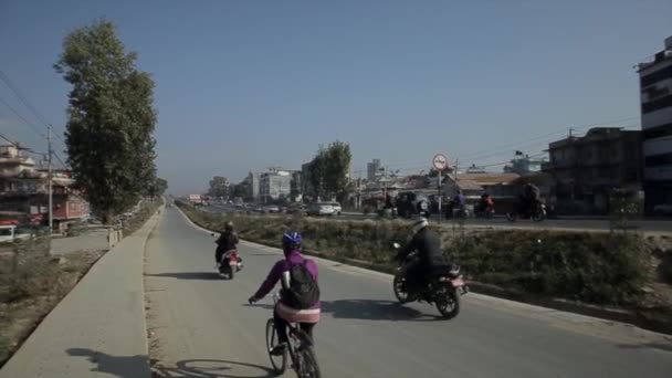Levendig verkeer op de weg van de Nepalese Indiase stad op een zonnige zomerdag. Dagelijks leven van een Aziatische stad — Stockvideo