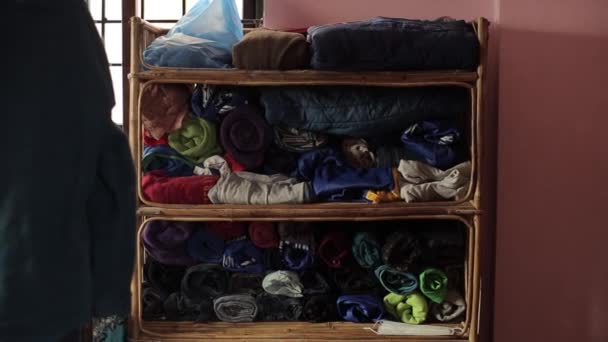 The original bamboo rack with mostly blue clothes in the boys room. Neatly folded clothes. The concept of purity and order. Close-up — Stock Video
