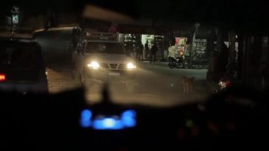 Delhi, Hindistan - 29 Kasım 2019: Neşeli Hintli Nepalli Küçük Kızlar ellerinde balonlarla kentteki dar bir taş merdivende gönüllü olan Kafkas delikanlıları eşliğinde yürüyor. Manzara