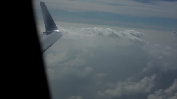 从飞机的窗户看到的云彩和天空.高山上空. — 图库视频影像