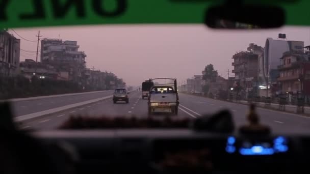 Vista trasera de un grupo de viajeros con mochilas caminando por un pueblo nepalés. Nepal, ciudad, Katmandú — Vídeo de stock