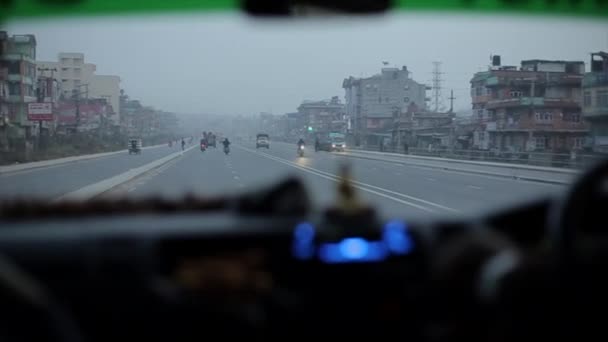 Kathmandu, Nepal - 19. November 2019: Ein Blick aus einem Auto, das am frühen Morgen, am Abend, in einer ruhigen, leeren Straße in Nepal fährt. Asiatische Straßen. Kathmandu, Nepal. — Stockvideo