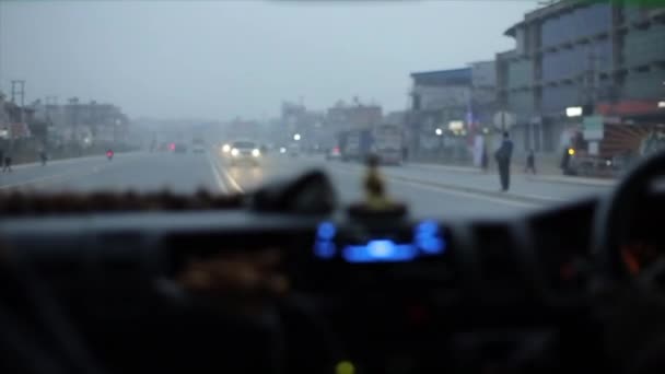 Kathmandu, Nepal - 19 november 2019: Een uitzicht vanuit een auto in Nepalese kalme lege weg in de vroege ochtend, avond. Aziatische straten. Kathmandu, Nepal. — Stockvideo