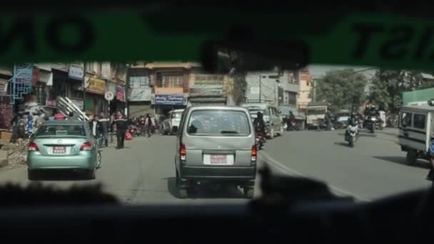 Kathmandu, Nepal - 19 november 2019: Een blik vanuit een auto op nepalese files in Kathmandu. Drukke wegen, stadscentrum. — Stockvideo