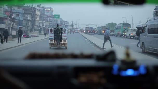 Kathmandu, Nepal - 14 november 2019: Nepal. Kathmandu. Een enorme file op de centrale snelweg van de stad tijdens de avondspits. Zicht door de voorruit van de auto. Nationaal wegverkeer — Stockvideo