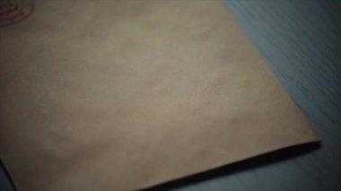 Minsk, Belarus - 20 Haziran 2020: Macro el işi kağıdından gelen mektubun köşesinde armalı armalı otomatik kırmızı pul vuruyor