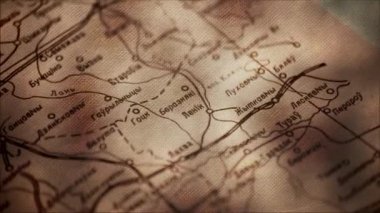 Çok nüfuslu yerleşim yerleri ve yolları olan eski ve detaylı bir harita. Kamera odağı değiştiriyor. Yakın plan.