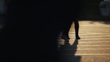 Minsk, Belarus - 23 Haziran 2020: Futbol kulübü eğitimi. Spor sahasında güneş ışığı altında zıplayan takım oyuncularının bacaklarına yakın çekim.