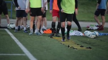 Minsk, Belarus - 23 Haziran 2020: Futbol oyuncularını hız ve çeviklik konusunda eğitmek. Atletlerin ayaklarına yakın çekim
