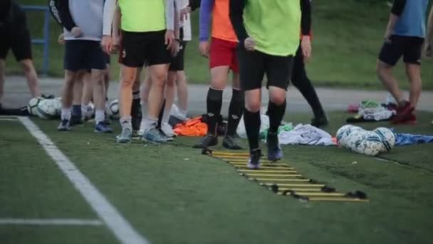 Minsk, Bielorrusia - 23 de junio de 2020: Formación de jugadores de fútbol en la escalera para la velocidad y la agilidad. Primer plano de pies de atletas — Vídeo de stock