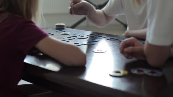 Κοντινό πλάνο του επιτραπέζιου παιχνιδιού Μνήμη στην οποία οι γονείς παίζουν με την κόρη τους με τη σειρά τους γυρίζοντας κάρτες με σχέδια — Αρχείο Βίντεο
