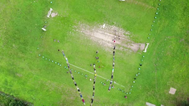 Letecký pohled. Aktivní sportovní hry pro různé věkové kategorie lidí venku pro aktivní životní styl. Pohled shora. — Stock video