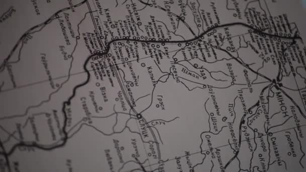 Minsk, Bielorrússia - 23 de junho de 2020: Mapa preto e branco detalhado com o nome de cidades e aldeias. Macro shot — Vídeo de Stock