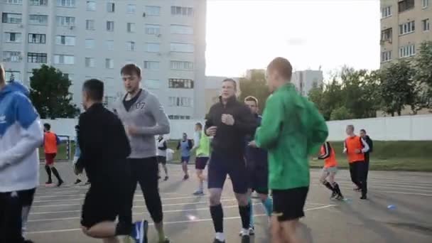 Minsk, Belarus - 23 Haziran 2020: Şehir merkezindeki bir spor sahasında futbolcuların çalıştırılması. Yavaş çekim. Yakın plan. — Stok video