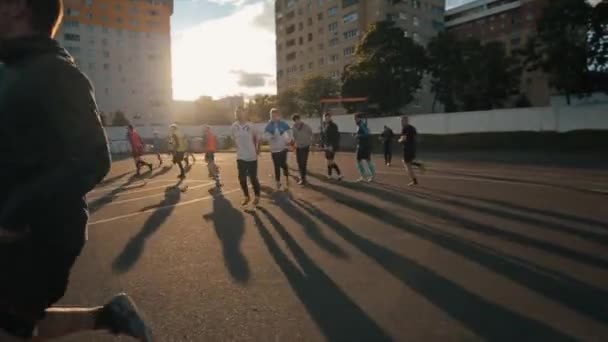 Mińsk, Białoruś - 23 czerwca 2020: Piłka nożna. Trening biegowy zawodników na otwartej przestrzeni w promieniach zachodzącego słońca. Zbliżenie — Wideo stockowe