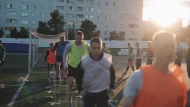 Minsk, Belarus - 23 Haziran 2020: Futbol kulübünün yoğun eğitimi. Oyuncular futbol sahasında engellerin üzerinden atlar. Yakın plan.