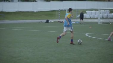 Minsk, Belarus - 23 Haziran 2020: Futbol takımları oyun eğitimi. Kaleci topu kaleye atamıyor. Gol anı. Ağır çekim. Yakın plan.