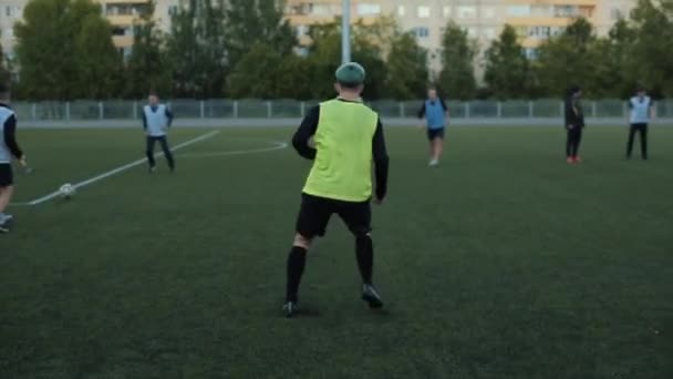 Minsk, Bielorrusia - 23 de junio de 2020: Los jugadores del equipo de fútbol que entrenan en el campo de fútbol y hacer ejercicios para la exactitud del pase. Primer plano — Vídeo de stock