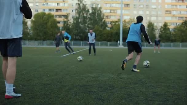 Minszk, Fehéroroszország - 2020. június 23.: A labdarúgóklub kiképzésén a passz pontosságára vonatkozó gyakorlatot végző labdarúgó-játékosok közelképe — Stock videók