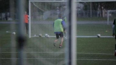 Minsk, Belarus - 23 Haziran 2020: futbol takımının antrenmanında maç anları. Kapının arkasından ateş ediyorlar. Arka planda bulanıklık. Yakın plan.